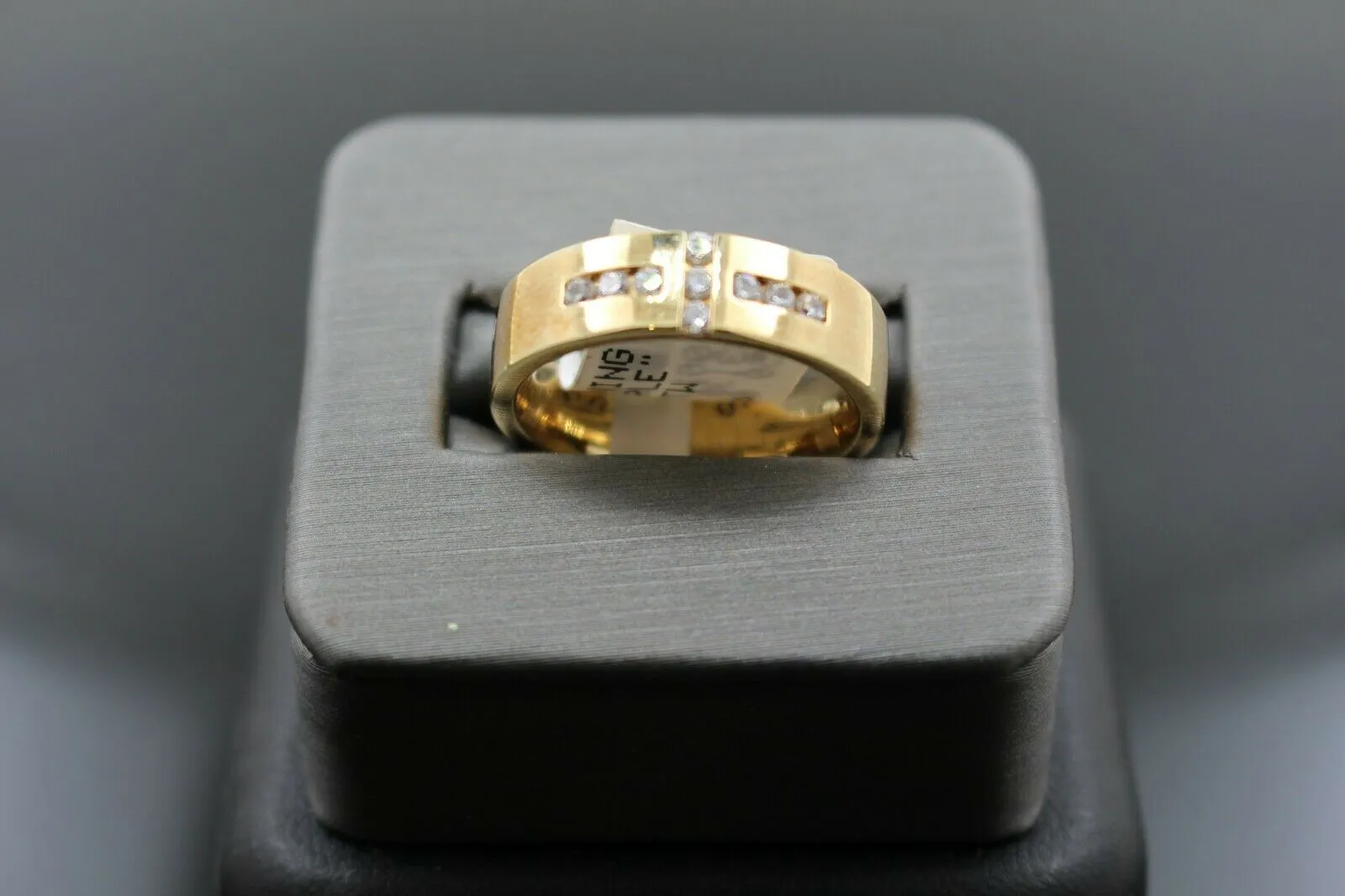 18k Solid Gold Elegant Ladies Modern Zirconia Shiny Finish Band Ring R9474m